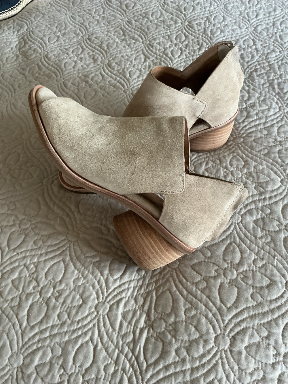 Sofft Carleigh Suede Peep-Toe Booties size 7